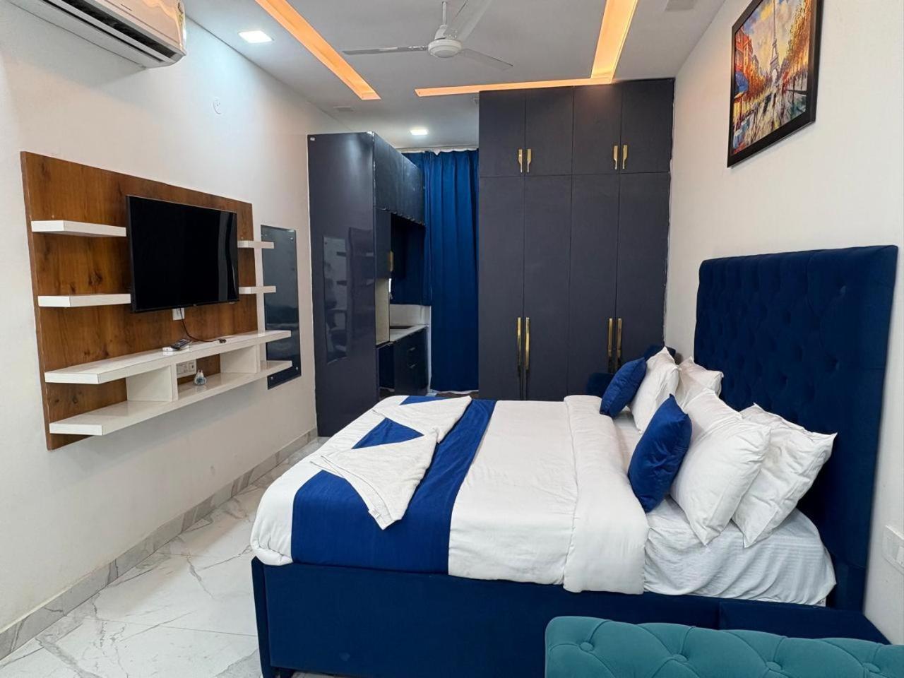 Pacific Inn Eco Central Gurgaon Exteriör bild