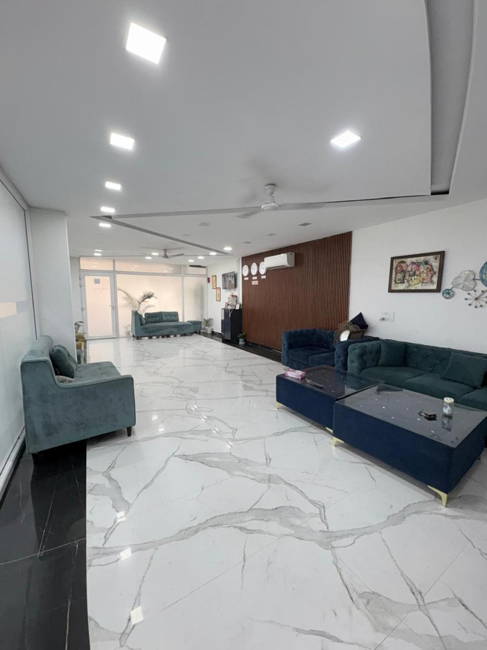 Pacific Inn Eco Central Gurgaon Exteriör bild