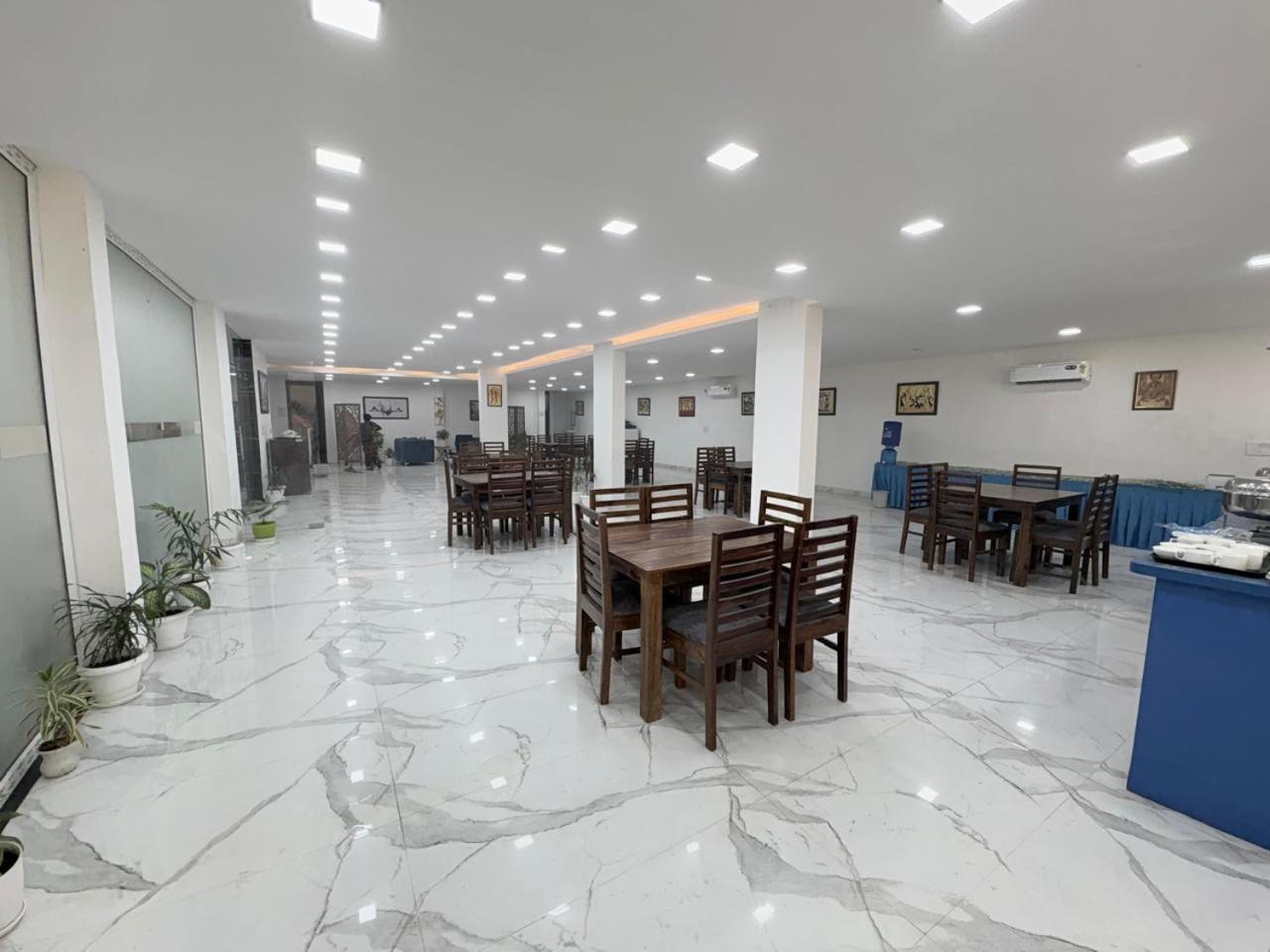 Pacific Inn Eco Central Gurgaon Exteriör bild