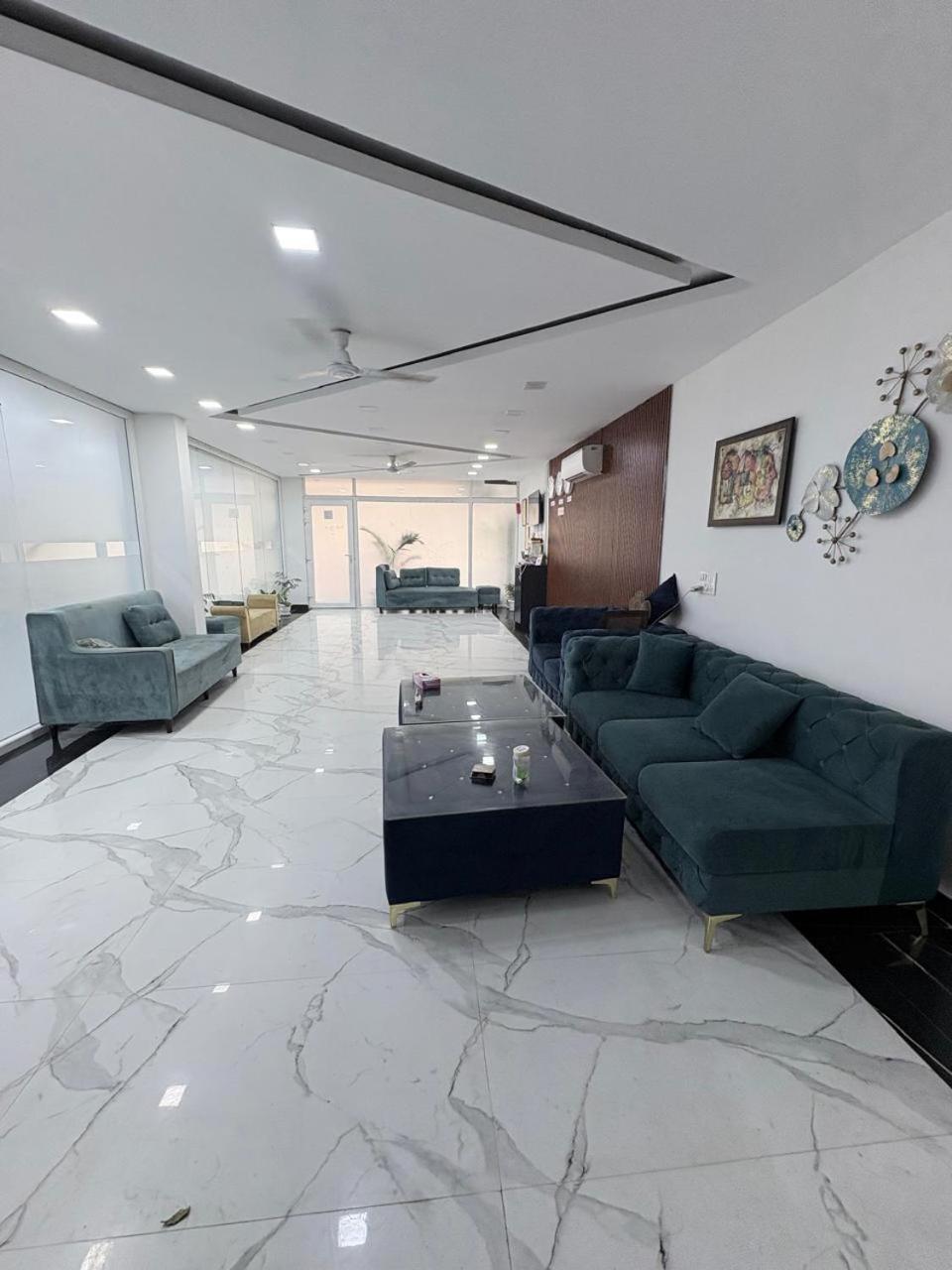 Pacific Inn Eco Central Gurgaon Exteriör bild