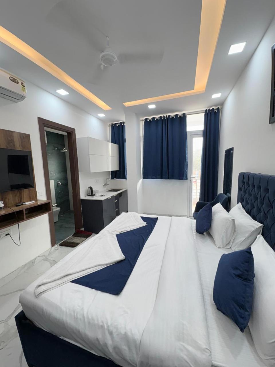Pacific Inn Eco Central Gurgaon Exteriör bild