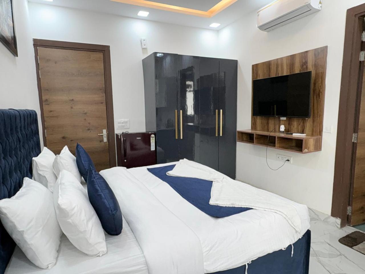 Pacific Inn Eco Central Gurgaon Exteriör bild