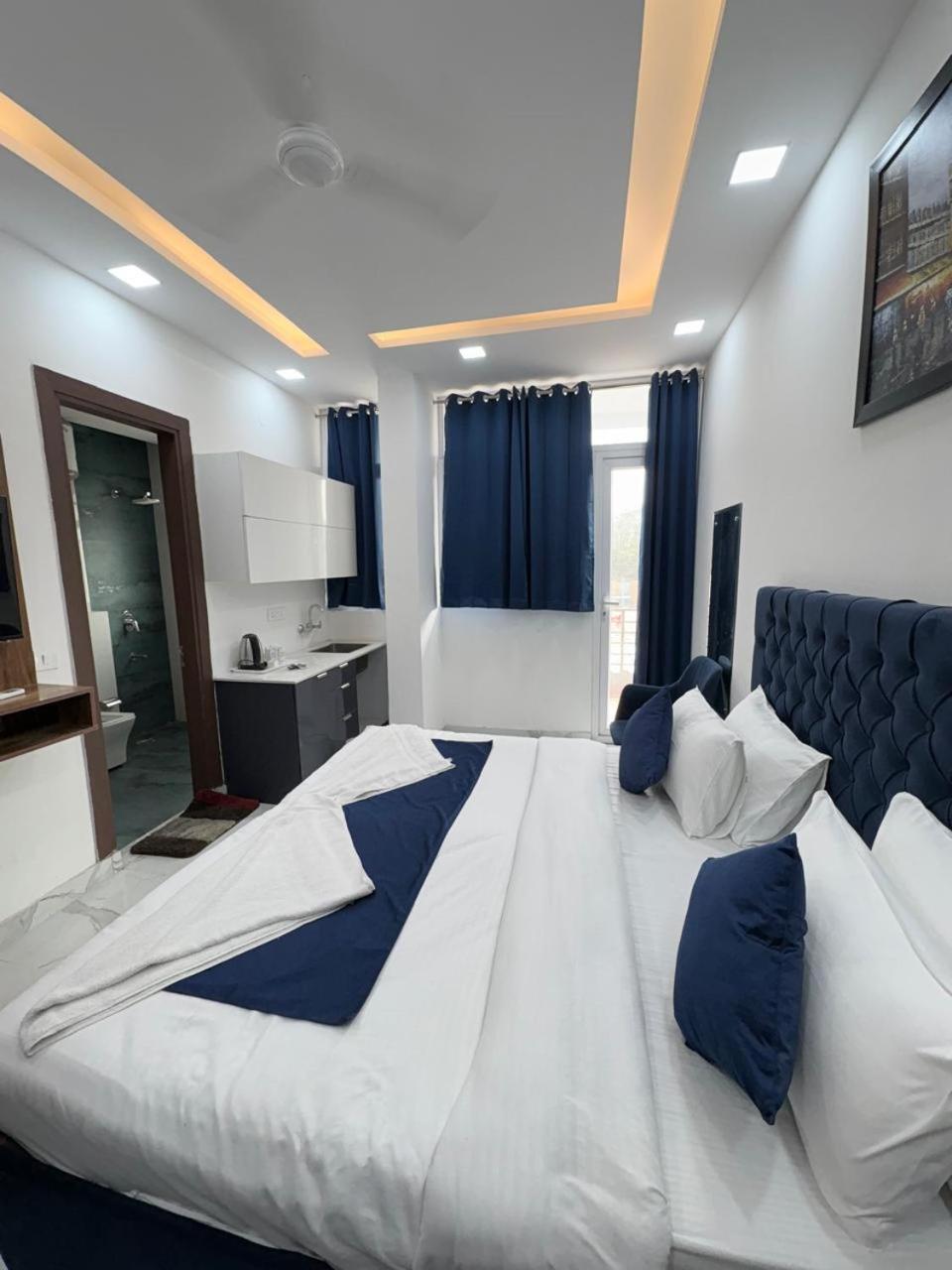 Pacific Inn Eco Central Gurgaon Exteriör bild