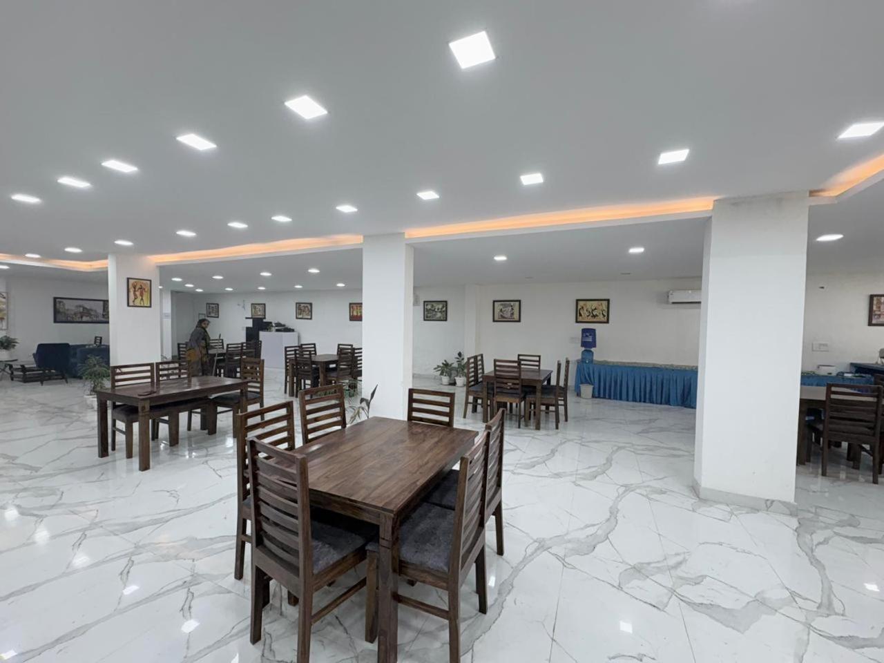 Pacific Inn Eco Central Gurgaon Exteriör bild