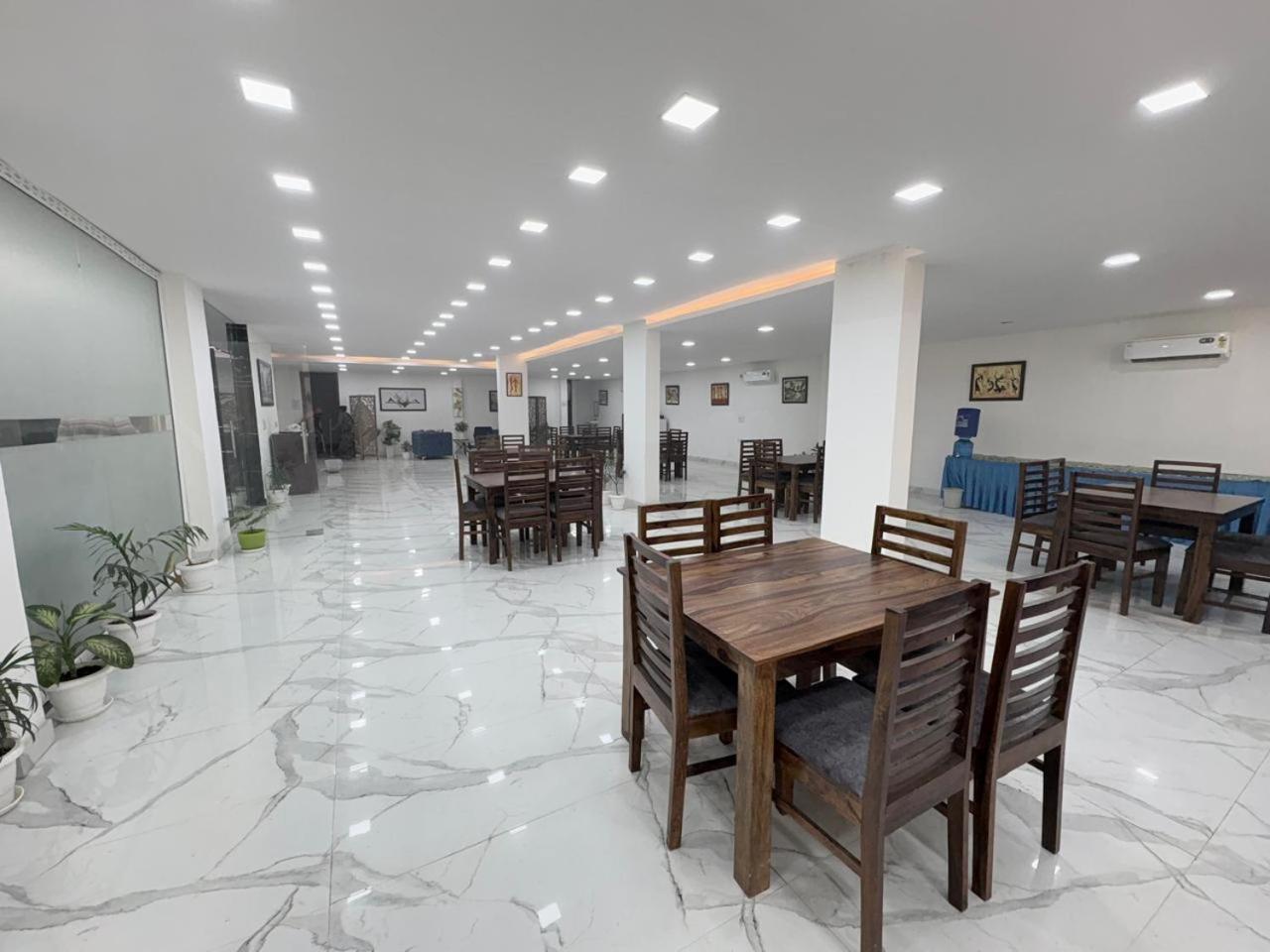 Pacific Inn Eco Central Gurgaon Exteriör bild