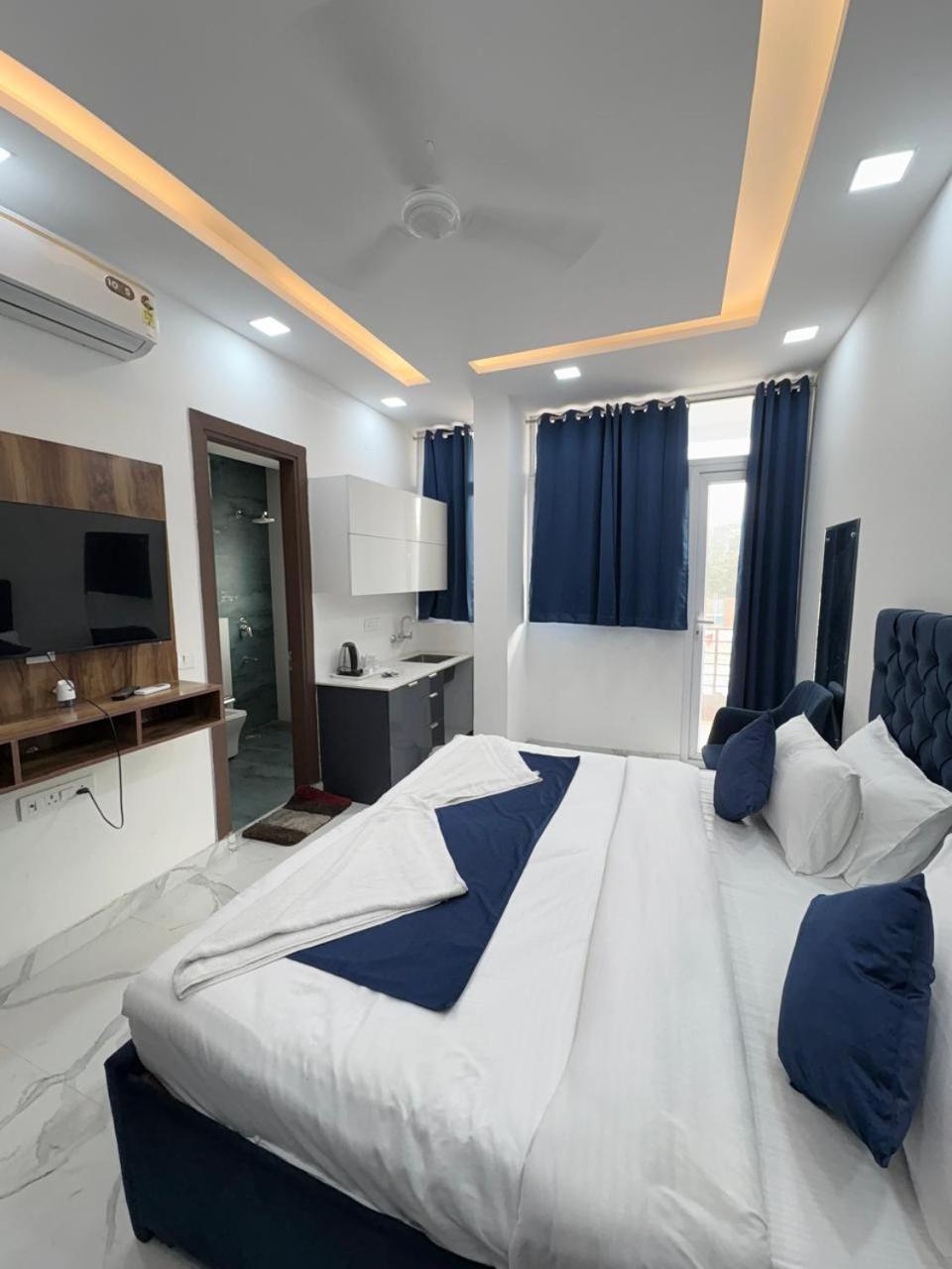 Pacific Inn Eco Central Gurgaon Exteriör bild