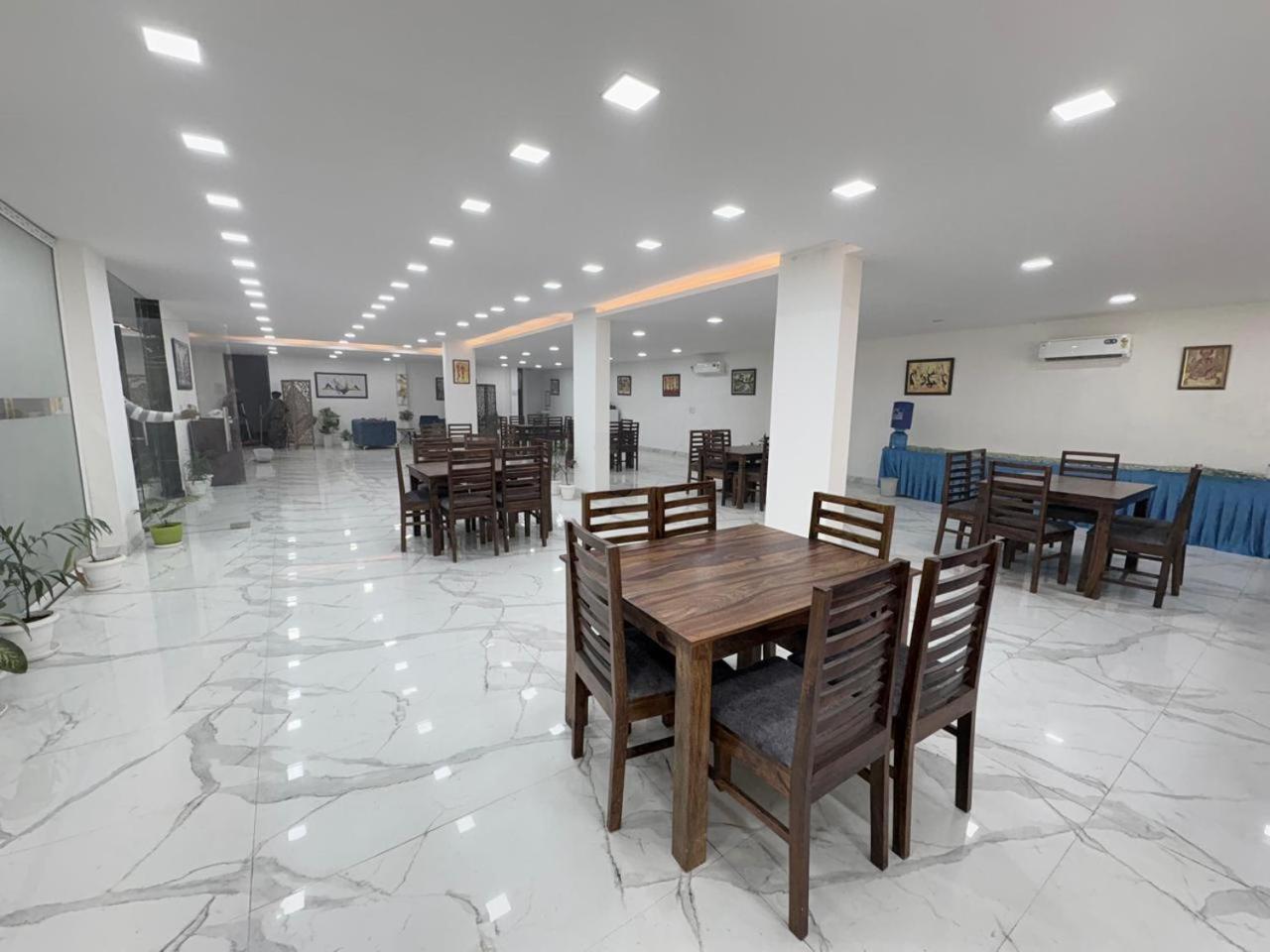 Pacific Inn Eco Central Gurgaon Exteriör bild