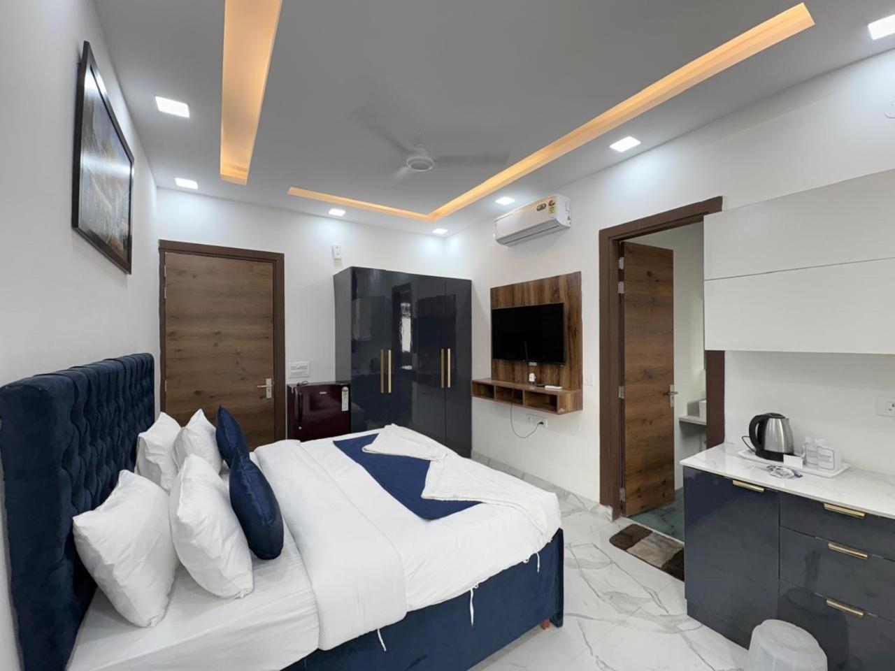 Pacific Inn Eco Central Gurgaon Exteriör bild