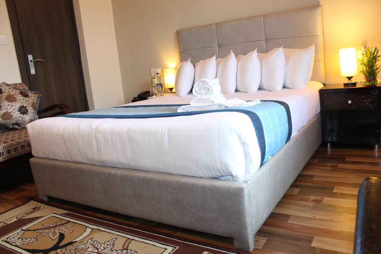 Pacific Inn Eco Central Gurgaon Exteriör bild