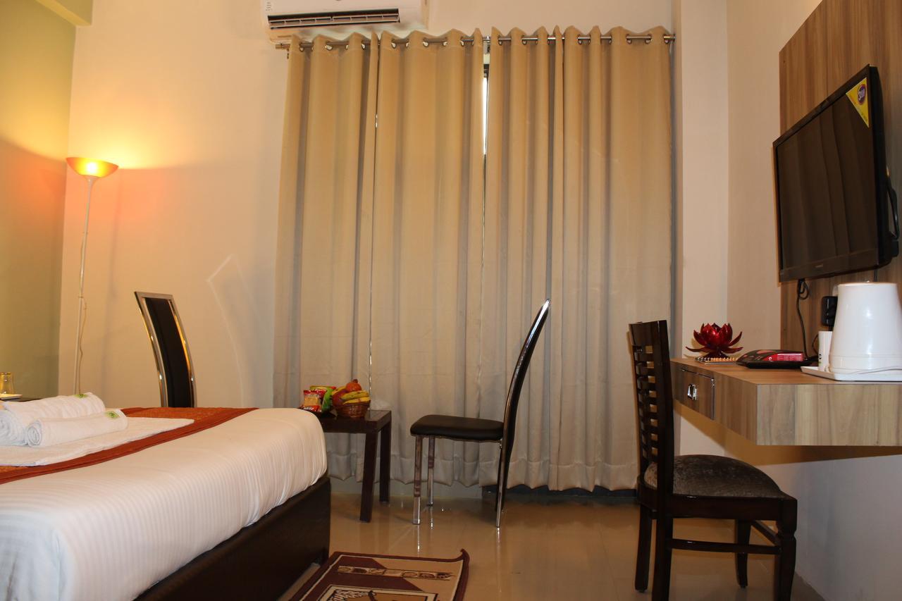 Pacific Inn Eco Central Gurgaon Exteriör bild