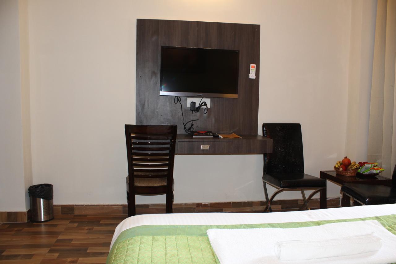 Pacific Inn Eco Central Gurgaon Exteriör bild