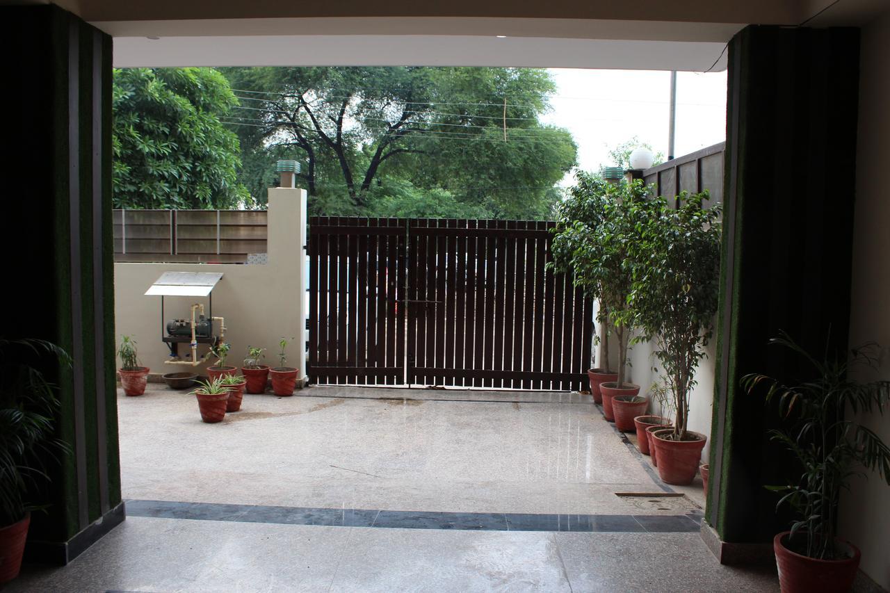 Pacific Inn Eco Central Gurgaon Exteriör bild